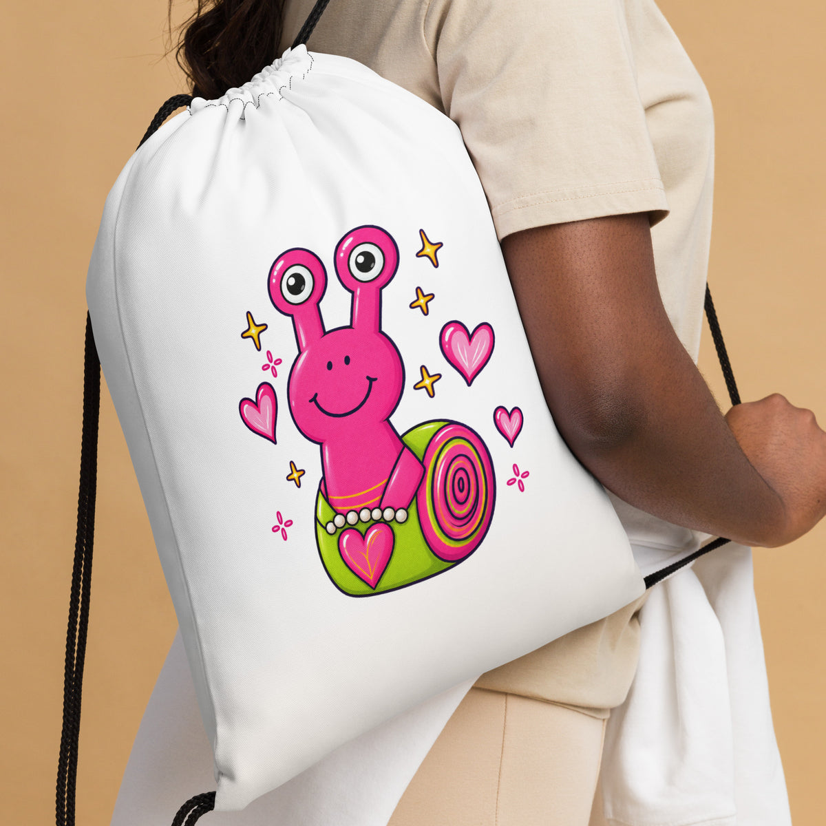 Weißer Lovely Luma Kinder-Turnbeutel mit pink-grünem Schneckenmotiv von MATHIORA auf dem Rücken getragen
