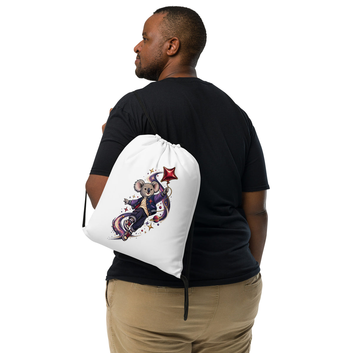 Person mit weißem Cosmic Koala Turnbeutel und farbenfrohem Koala-Weltraummotiv von MATHIORA
