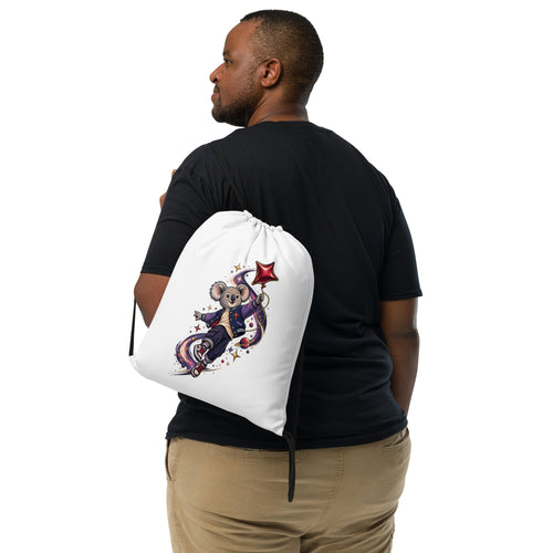 Person mit weißem Cosmic Koala Turnbeutel und farbenfrohem Koala-Weltraummotiv von MATHIORA
