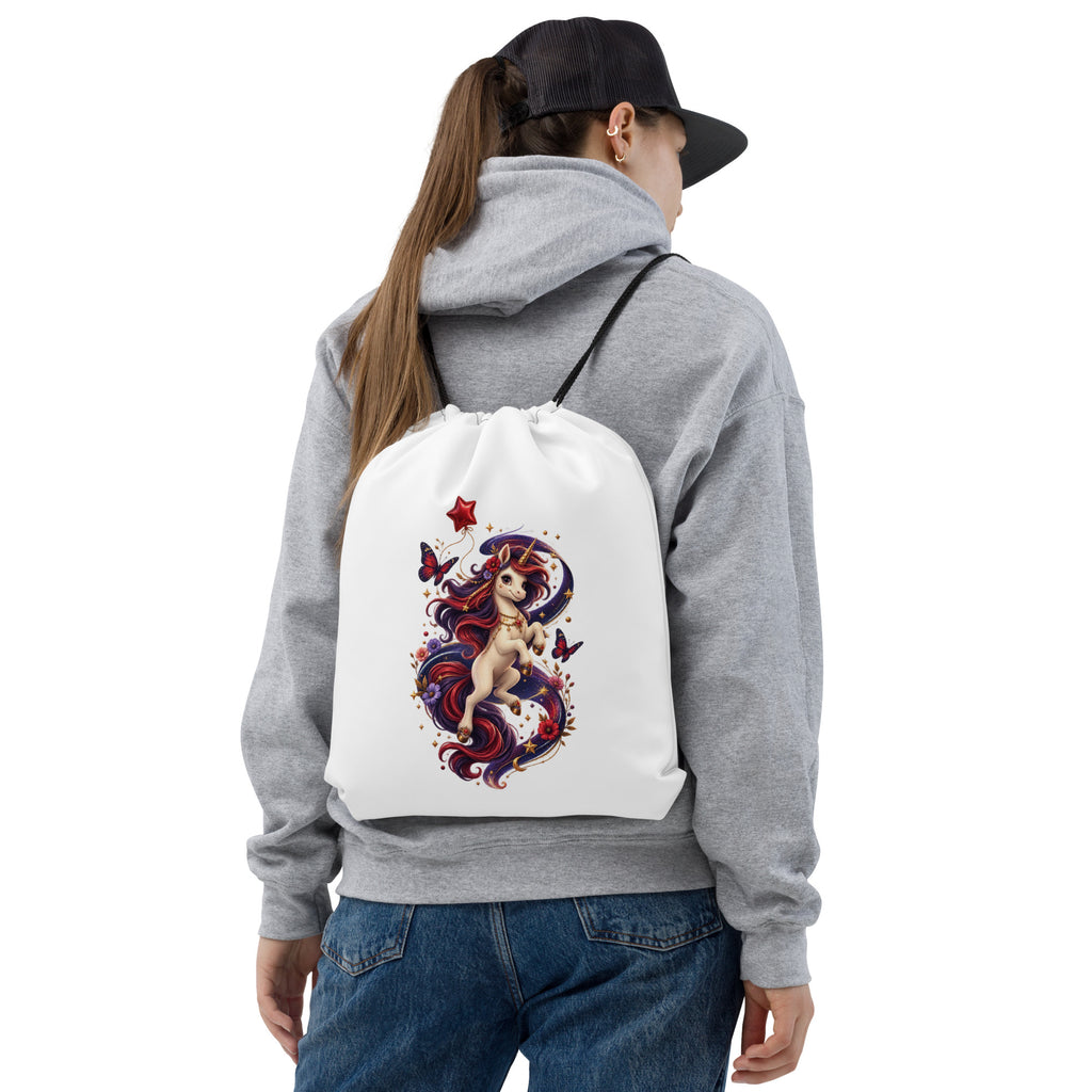 Getragener weißer Wild Magic Unicorn Turnbeutel mit magischem Einhornmotiv und schwarzen Kordeln von MATHIORA

