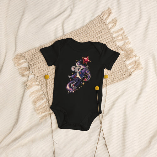 Schwarzer Cosmic Koala Bio-Babybody mit Weltraummotiv auf einem beigen Stoffhintergrund

